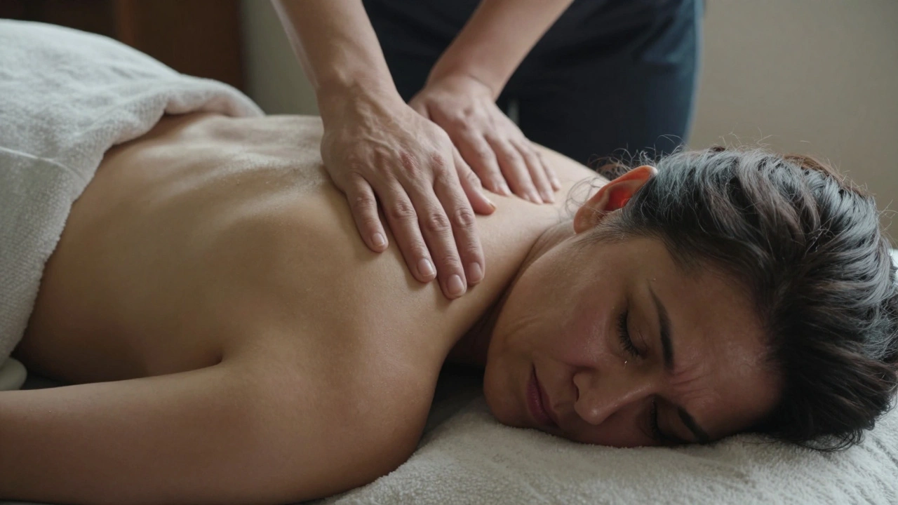 Žena během tantrické masáže, slzy na tváři, terapeutka jemně dotýká jejího zádě.
